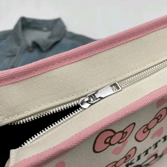 Hello Kitty Bow & Go Collection - Picture 2 of 5